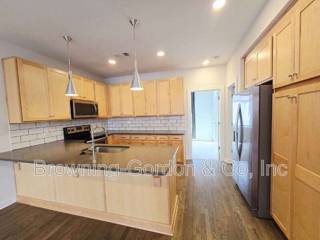 Building Photo - 1035 Chester Ave