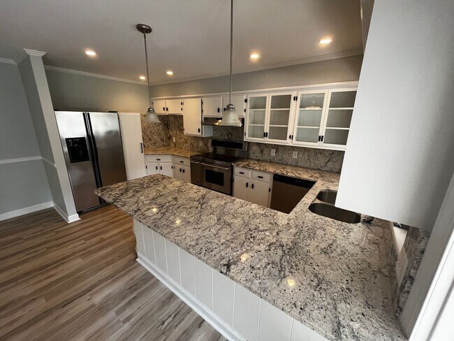 Building Photo - 5bd/2ba Remodeled Brick Ranch Home with Spacious Private Yard