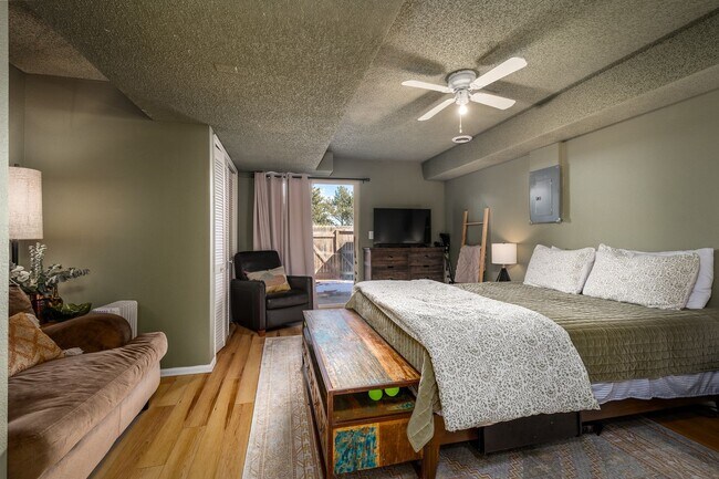 Building Photo - Stunning Townhome with Mountain Views in R...
