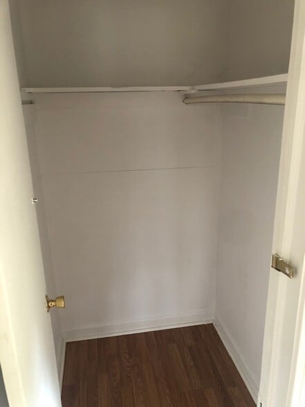 Building Photo - 923 Main St