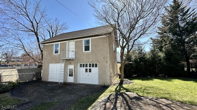 Building Photo - 12 Maple Ave