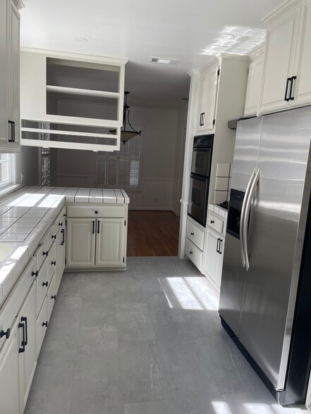 KITCHEN - 4838 Cartwright Ave
