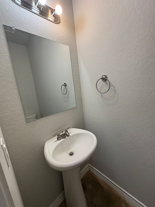 Building Photo - Beautiful town home located on the Northea...