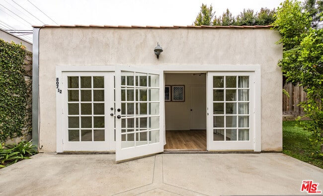 Building Photo - 807 N Stanley Ave