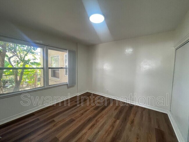 Building Photo - 622 1/2 E 97th