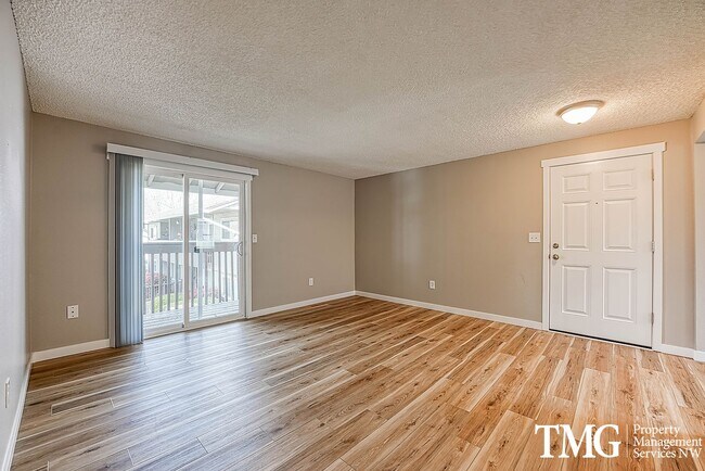 Building Photo - 2 BD Unit with Covered Deck