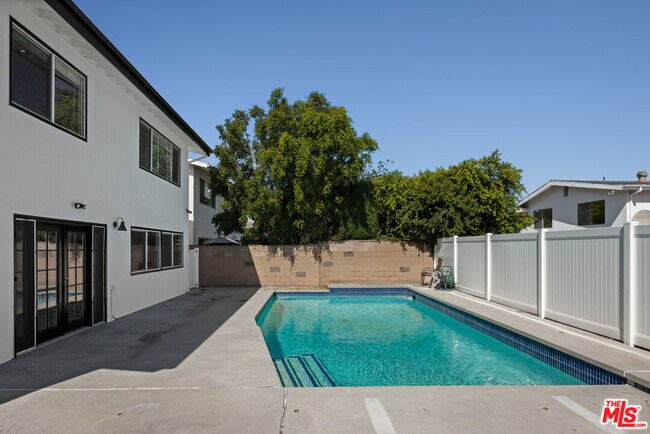 Building Photo - 18113 Bromley St
