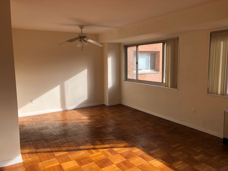Dining room (open) - 3900 Tunlaw Rd NW