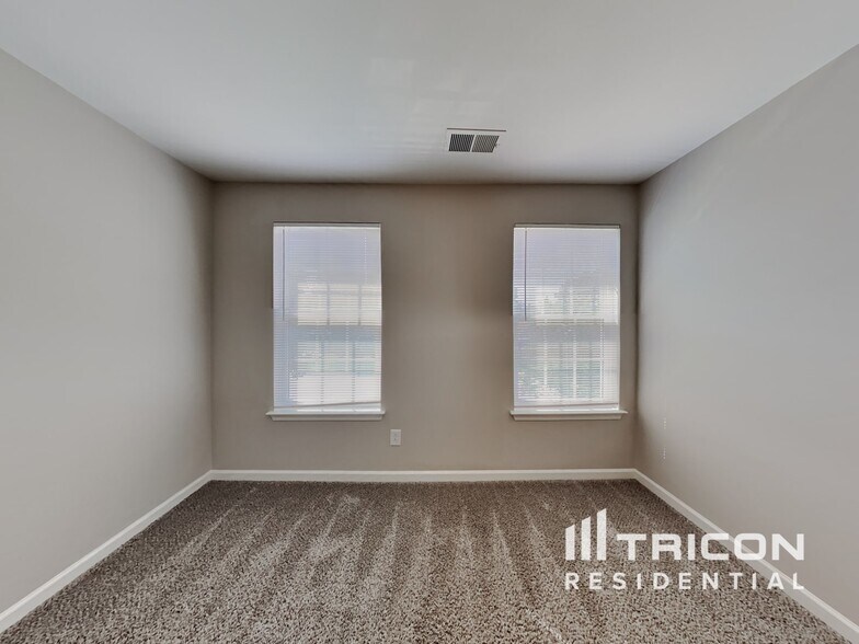 Building Photo - 240 Chesterbrook Ln