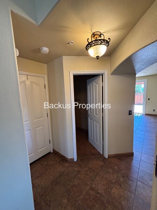 Building Photo - Wonderful two-level home in Creekbridge area