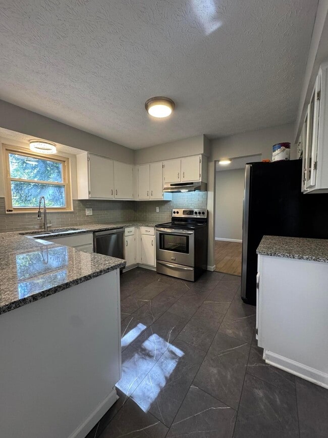 Building Photo - 361 St Thomas Dr