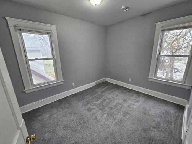 Building Photo - 10602 Earle Ave