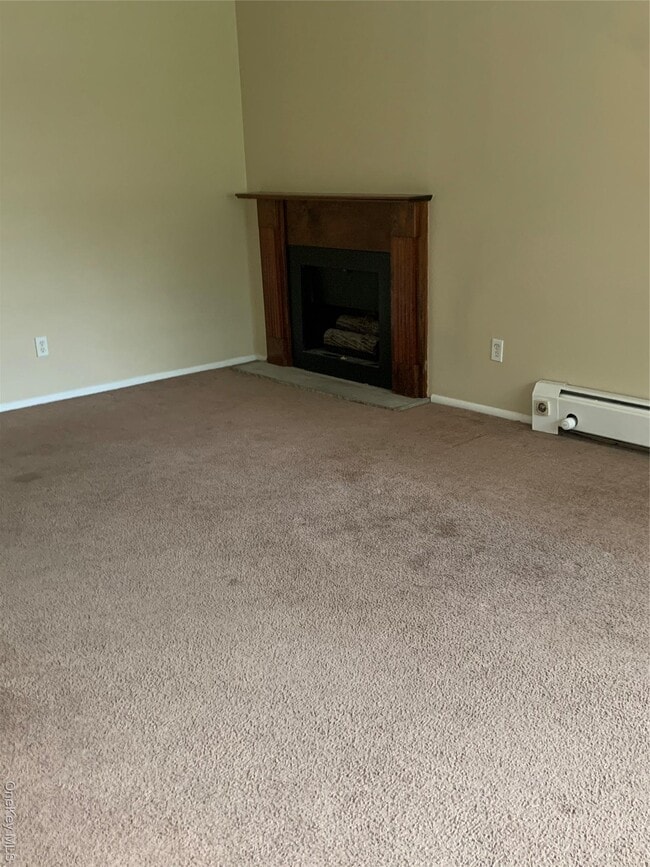 Building Photo - 23 Doxbury Ln