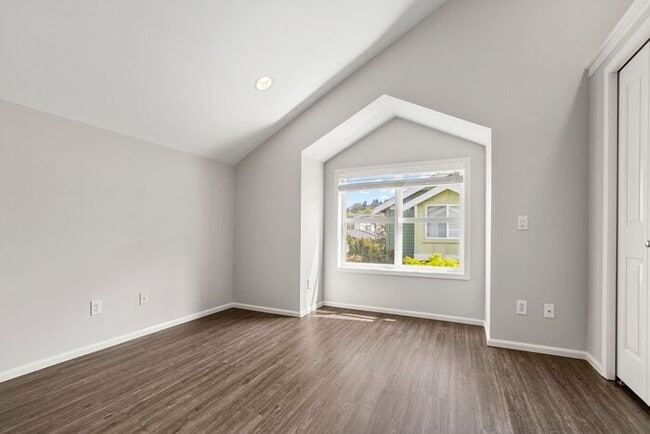 Building Photo - Charming AIR CONDITIONED Alki Townhome