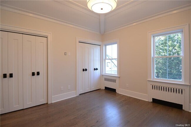 Building Photo - 137 Hillside Pl
