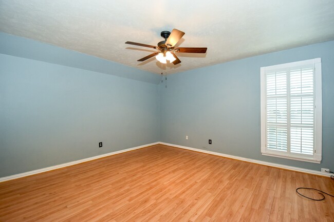 Building Photo - NICE 2 BEDROOM 1.5 BATH CONDO IN GREENWAY ...