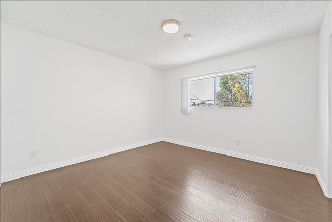 Building Photo - 5709 Hazeltine Ave