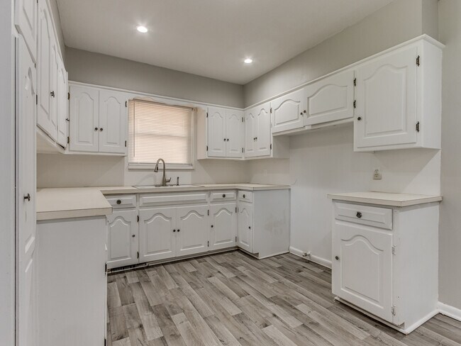 Building Photo - 2104 SW 68th St