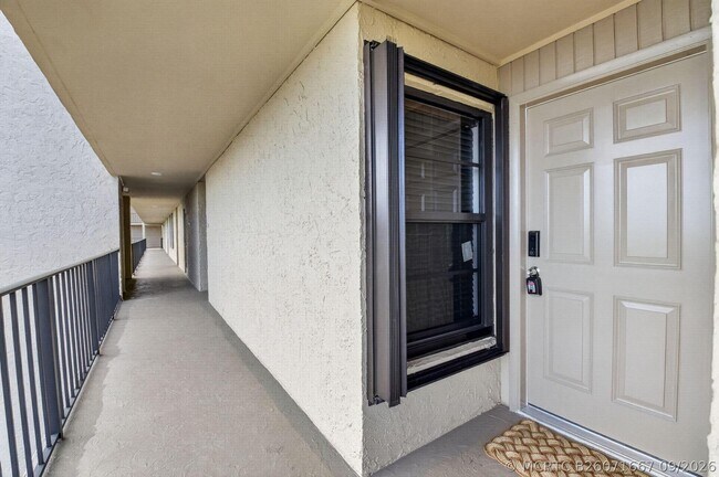 Building Photo - 13 Royal Palm Way