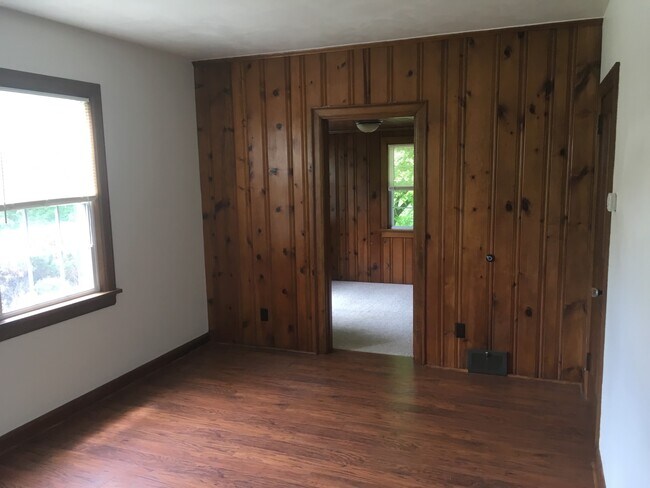 Building Photo - 160 Oakwood Rd