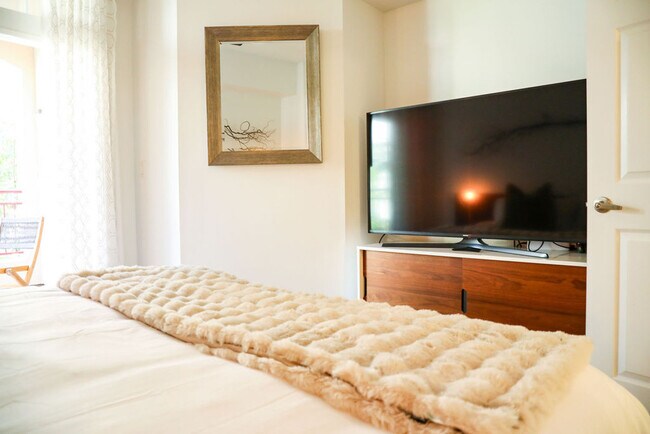 Building Photo - 2419 Fifth Ave