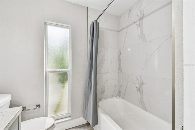 Building Photo - 6005 Lakeside Dr