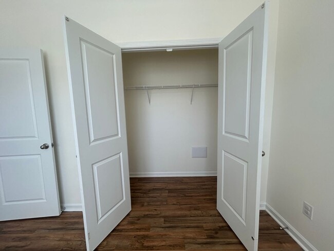 Building Photo - Bright and Spacious 3/2 Available Now!