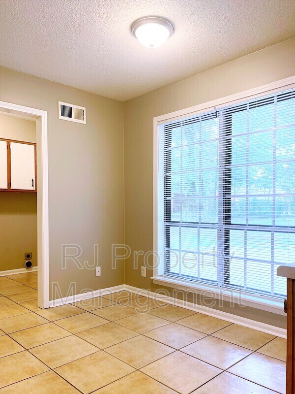 Building Photo - 3553 Clarke Rd