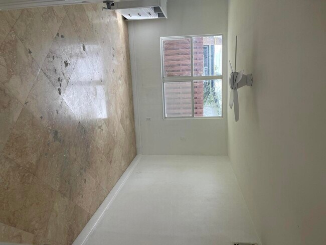 Building Photo - 927 W Royal Palm Rd