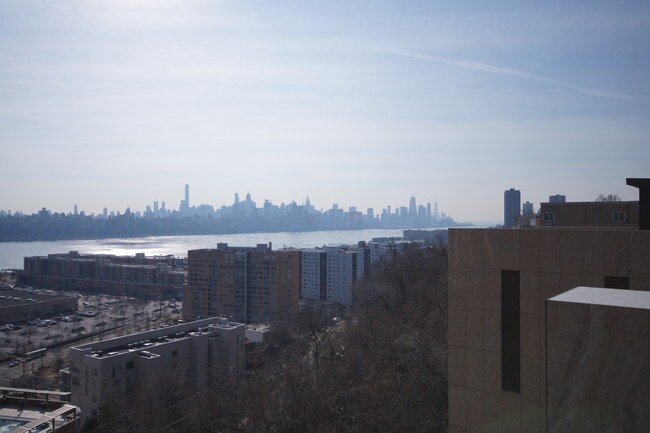 Building Photo - 5 Washington Pl