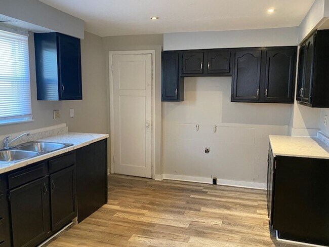 Building Photo - A charming three bedroom, one bathroom sin...