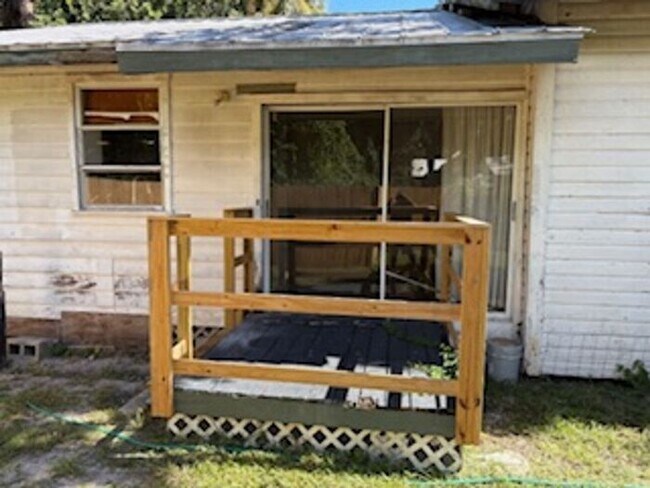 Building Photo - 3-Bedroom Home in Peaceful Malabar, FL