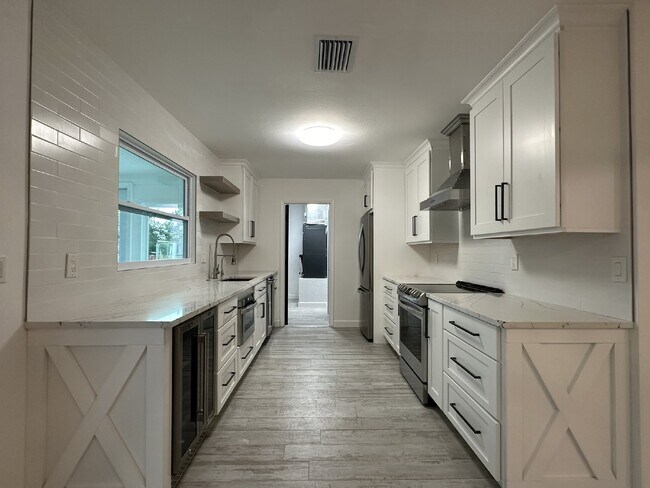Building Photo - "Charming 2-Bed, 2-Bath North Port Retreat"