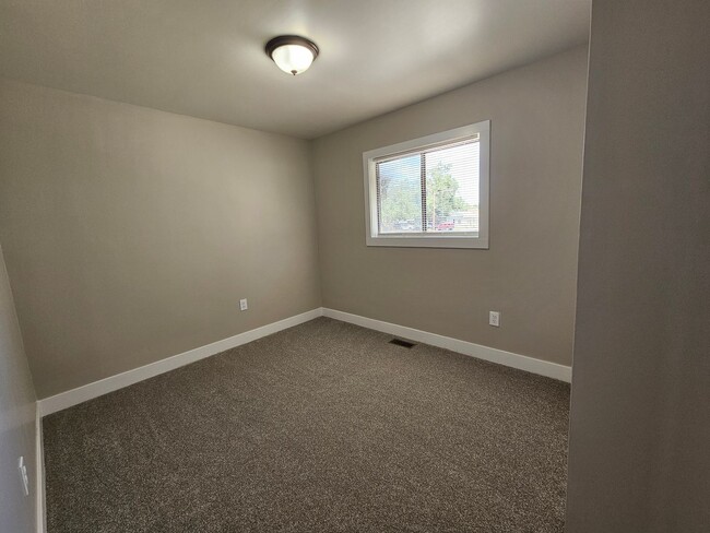 Building Photo - Updated 4 Bed Home with Large Yard
