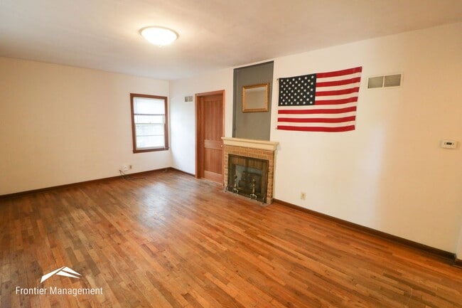 Building Photo - Awesome 3 bedroom 1 bathroom home located close to Aggieville and Campus!