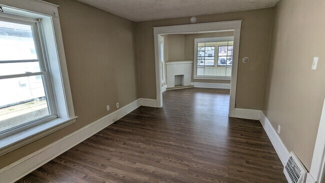 Building Photo - Discover this well-maintained 3-bedroom, 1-bath home in Akron