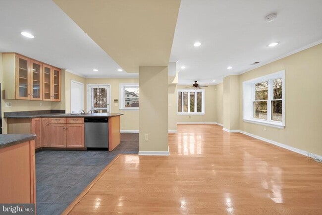 Building Photo - 1337 Kearny St NE