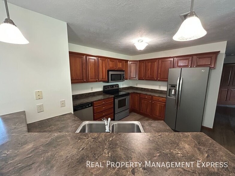 Building Photo - 2 Bedroom, 1 Bath Townhome with Amenities!