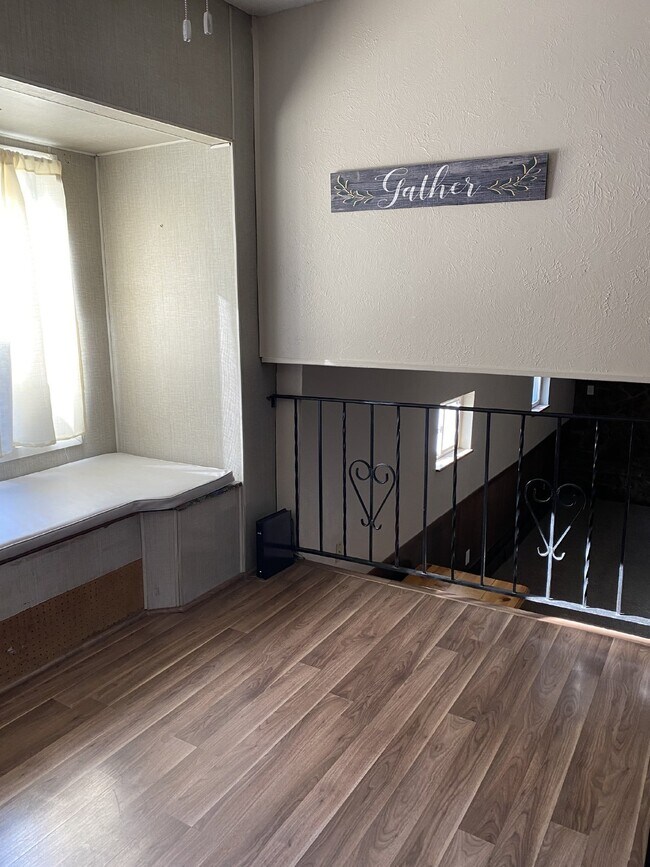 Building Photo - 4 bedroom - Hartsock