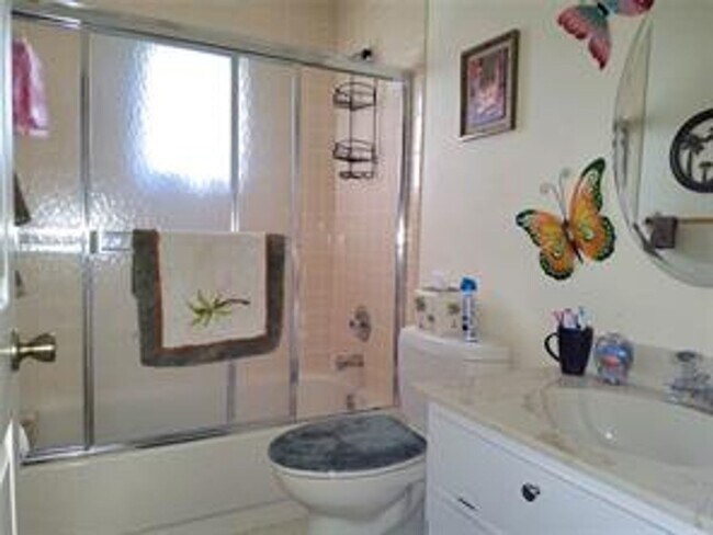 Building Photo - Seasonal 3/2/2 waterfront villa in Punta Gorda