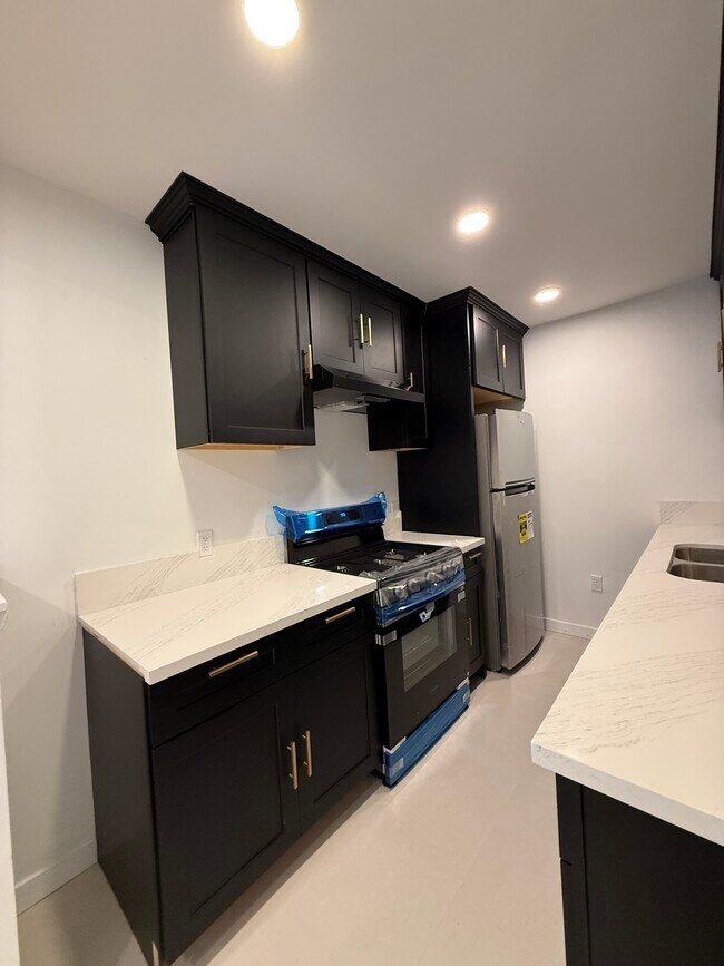 Building Photo - 1229 Larrabee St