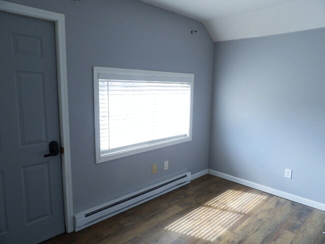 Building Photo - 1 Bed + Extra Room Upper Level Unit in East Harriet Duplex