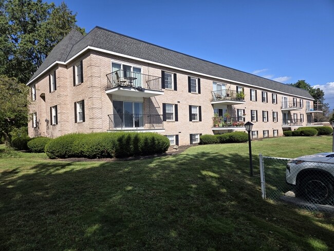 Building Photo - 1155 Charter Oak Ln