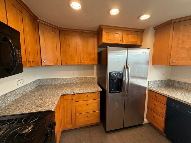 Building Photo - Paradise Manor Condo for lease