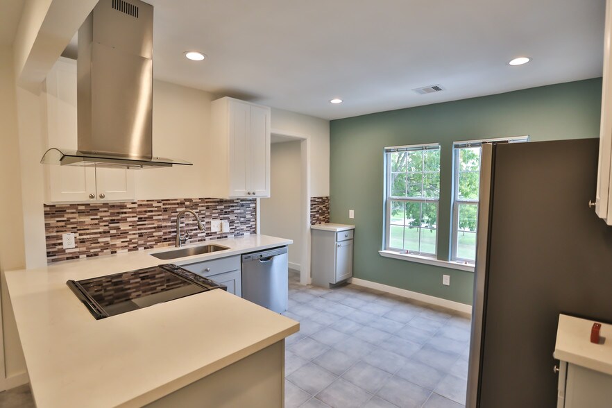 Kitchen - 3203 Elgin St