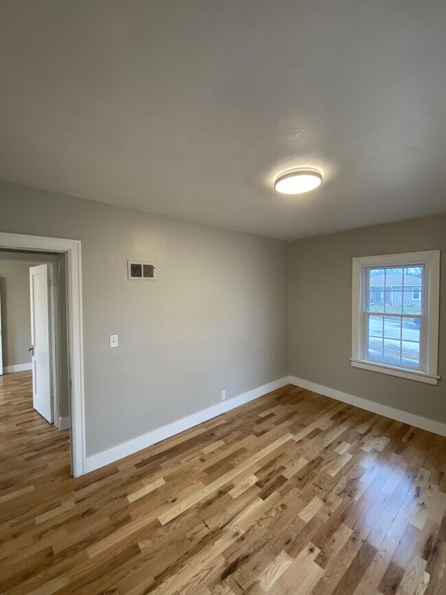 Building Photo - 237 S Thorncrest Ave