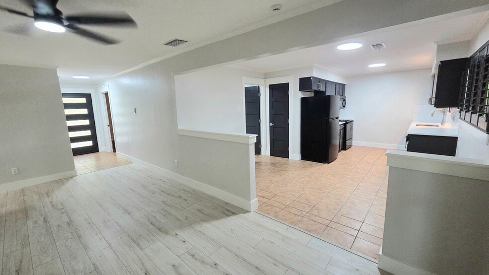 Building Photo - 411 Woodcrest Way