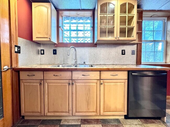 Building Photo - 53 Circuit Rd