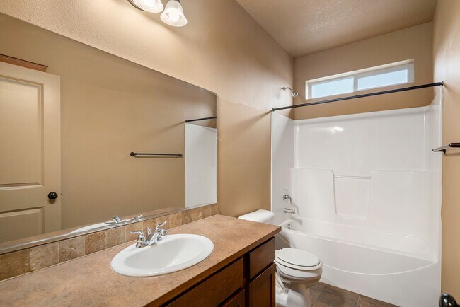 Building Photo - Great Location, Single Family Home, CDA, Pet Friendly