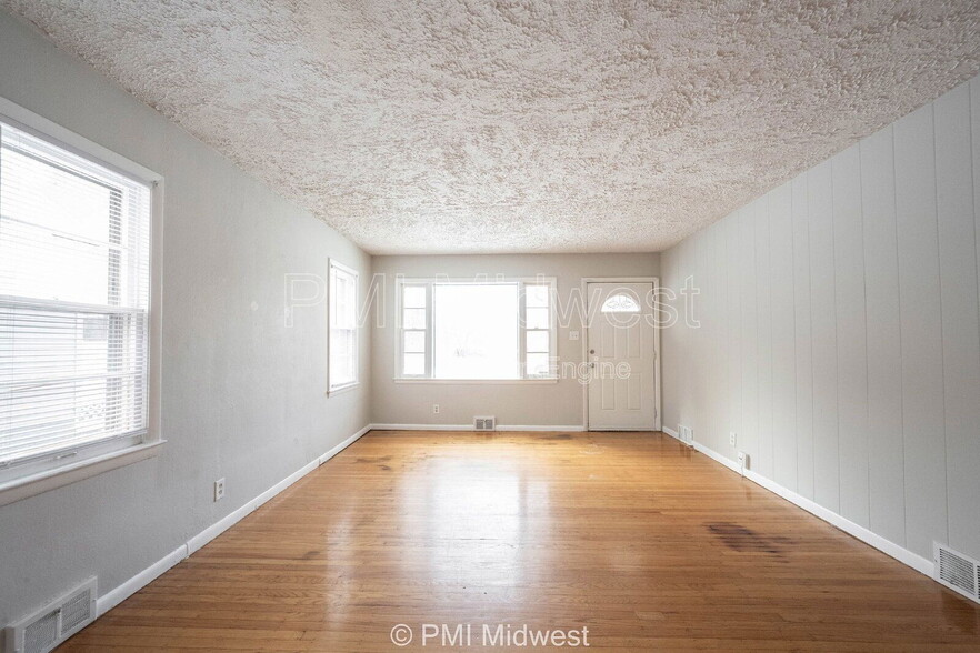 Building Photo - 5005 Indianola Ave